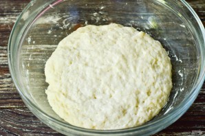 Пицца с колбасой и беконом