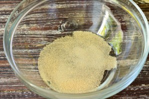 Пицца с колбасой и беконом