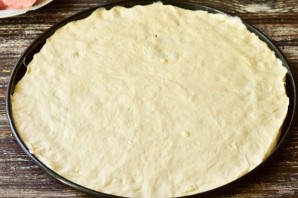 Пицца с колбасой и беконом