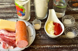 Пицца с колбасой и беконом