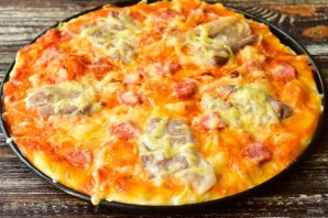 Пицца с колбасой и беконом