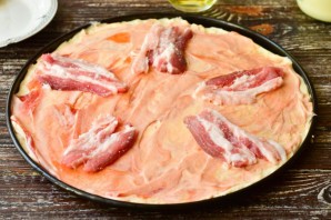 Пицца с колбасой и беконом