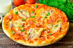 Пицца с колбасой и беконом