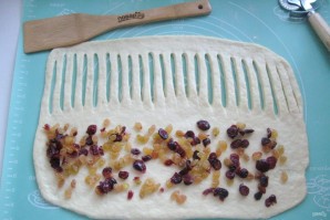 Пирог с сухофруктами из дрожжевого теста