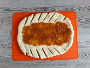Пирог утопленник с вареньем. pirog utoplennik s varenem 6700c87. Пирог утопленник с вареньем фото. Пирог утопленник с вареньем-pirog utoplennik s varenem 6700c87. картинка Пирог утопленник с вареньем. картинка pirog utoplennik s varenem 6700c87. Несмотря на «страшное» название, это очень нежный по вкусу пирог. Сначала я кладу в большую миску 3 стакана муки (без верха), 1 яйцо, 1 столовую ложку сахарного песка и 200 граммов размягченного сливочного маргарина. Далее измельчаю 40–50 граммов свежих дрожжей и растворяю их в половине стакана теплого молока, в которое добавляю также 2 столовые ложки воды. Дрожжи всегда надо растворять в тепловатом (но не в горячем) молоке, тогда тесто хорошо поднимется. Добавляю это в миску с мукой. А теперь хорошо вымешиваю тесто, пока оно не станет отставать от миски. Теперь я скатываю тесто в шар, завязываю его в кусок марли и кладу эту «котомку» в кастрюлю с холодной водой на 1 час, пока она не всплывет (поэтому тесто и называется «утопленник»!).