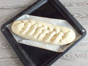 Пирог утопленник с вареньем. pirog utoplennik s varenem bb55969. Пирог утопленник с вареньем фото. Пирог утопленник с вареньем-pirog utoplennik s varenem bb55969. картинка Пирог утопленник с вареньем. картинка pirog utoplennik s varenem bb55969. Несмотря на «страшное» название, это очень нежный по вкусу пирог. Сначала я кладу в большую миску 3 стакана муки (без верха), 1 яйцо, 1 столовую ложку сахарного песка и 200 граммов размягченного сливочного маргарина. Далее измельчаю 40–50 граммов свежих дрожжей и растворяю их в половине стакана теплого молока, в которое добавляю также 2 столовые ложки воды. Дрожжи всегда надо растворять в тепловатом (но не в горячем) молоке, тогда тесто хорошо поднимется. Добавляю это в миску с мукой. А теперь хорошо вымешиваю тесто, пока оно не станет отставать от миски. Теперь я скатываю тесто в шар, завязываю его в кусок марли и кладу эту «котомку» в кастрюлю с холодной водой на 1 час, пока она не всплывет (поэтому тесто и называется «утопленник»!).