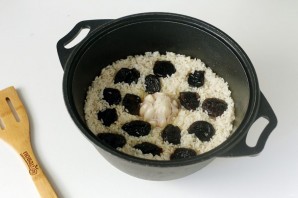 Плов с бараниной и черносливом