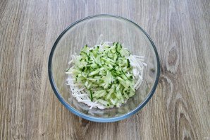 Салат из дайкона с кальмарами