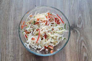 Салат из дайкона с кальмарами