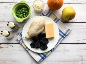 Салат из курицы с черносливом и апельсином Салат из курицы с черносливом и апельсином