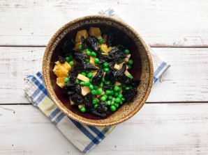 Салат из курицы с черносливом и апельсином Салат из курицы с черносливом и апельсином