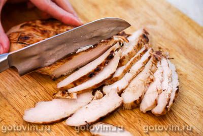 Салат из курицы с манго