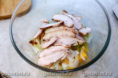 Салат из курицы с манго