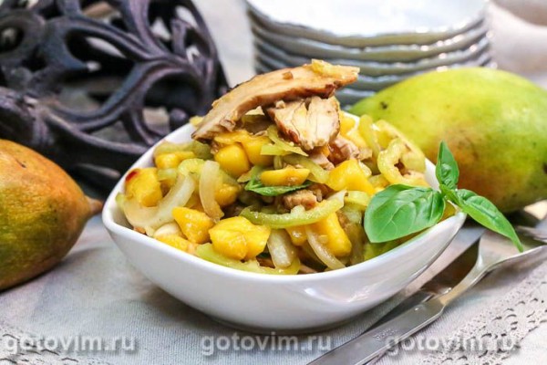Салат из курицы с манго