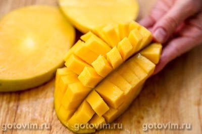 Салат из курицы с манго