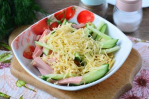 Салат из омлета и колбасы