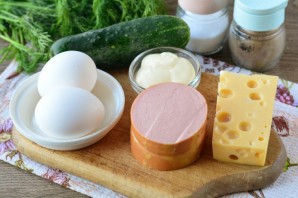 Салат из омлета и колбасы