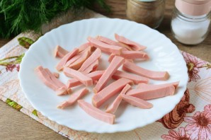 Салат из омлета и колбасы