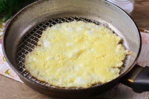 Салат из омлета и колбасы