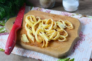 Салат из омлета и колбасы