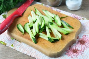 Салат из омлета и колбасы