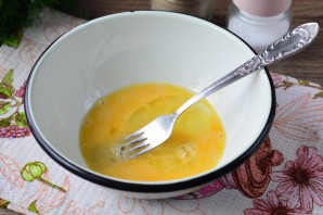 Салат из омлета и колбасы