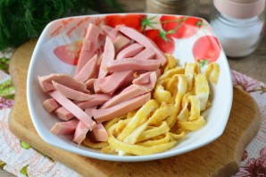 Салат из омлета и колбасы