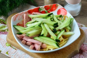 Салат из омлета и колбасы