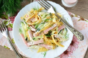 Салат из омлета и колбасы