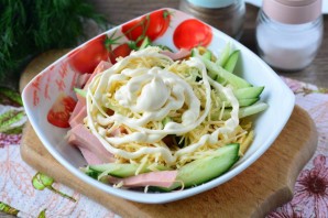 Салат из омлета и колбасы