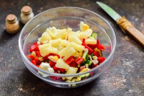 Салат с ананасами и колбасой Салат с ананасами и колбасой