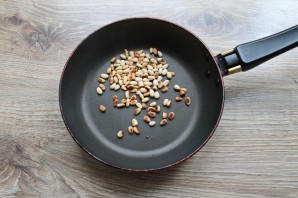 Салат с языком и кедровыми орешками