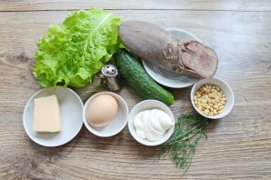 Салат с языком и кедровыми орешками