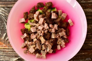 Салат с языком и сухариками Салат с языком и сухариками