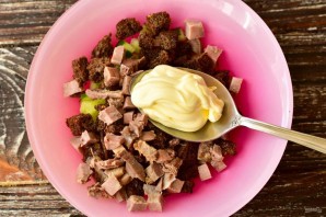 Салат с языком и сухариками Салат с языком и сухариками