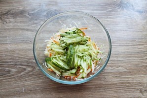 Салат с капустой и дайконом