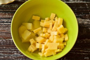 Салат с курицей, ананасами и сухариками