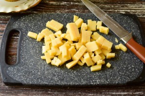 Салат с курицей, ананасами и сухариками