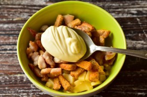 Салат с курицей, ананасами и сухариками