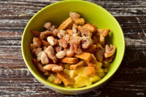 Салат с курицей, ананасами и сухариками