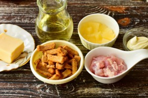 Салат с курицей, ананасами и сухариками