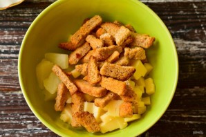 Салат с курицей, ананасами и сухариками