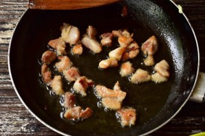 Салат с курицей, ананасами и сухариками