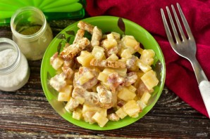 Салат с курицей, ананасами и сухариками