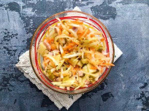 Салат с квашеной капустой и ветчиной Салат с квашеной капустой и ветчиной