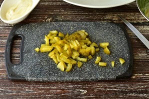 Салат с мясом и солеными огурцами