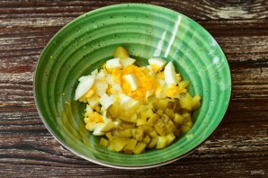 Салат с мясом и солеными огурцами