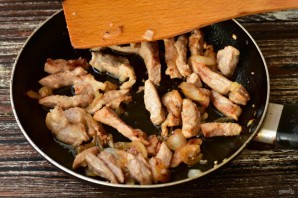 Салат с мясом и солеными огурцами