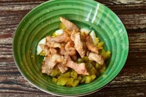 Салат с мясом и солеными огурцами