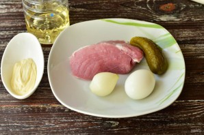 Салат с мясом и солеными огурцами